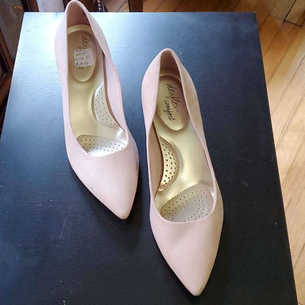 Pink low heel pump